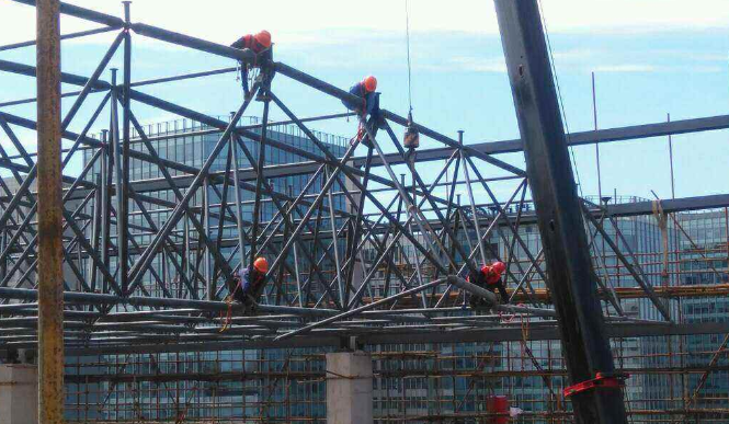 温州论网架装配施工中搭设脚手架应当留神的事故